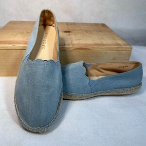 Like new Denim and Linen Scalloped flat